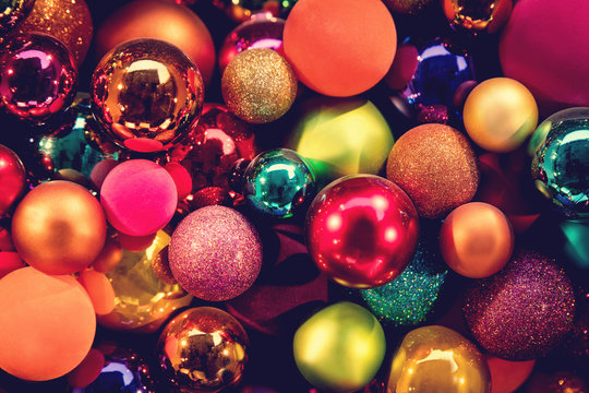 Viele glitzernde und gl&auml;nzende Christbaumkugeln, Hintergrund Weihnachten