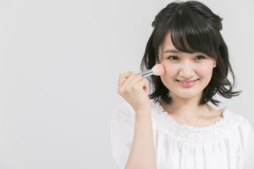 メイクをする女性