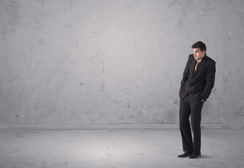 Fototapeta premium Młody biznesmen stoi zdezorientowany