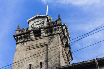 Obraz premium Clock tower that viewed from below in winter in Darjeeling. India.