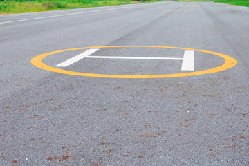 Obraz premium symbol landing pad. helicopter parked mark on the asphalt