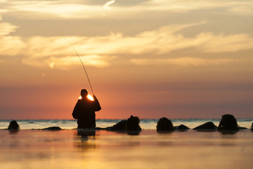 fliegenfischer am fr&uuml;hen morgen am Meer