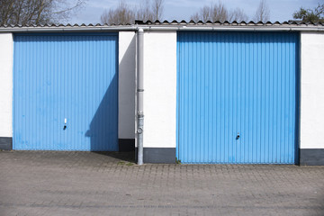 blaue Garagentore auf einem Garagenhof