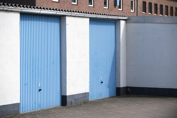 Obraz na płótnie Canvas blaue Garagentore auf einem Garagenhof