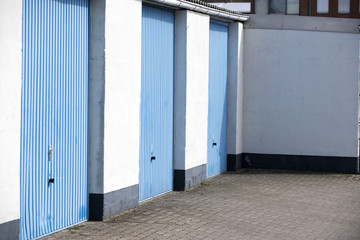 blaue Garagentore auf einem Garagenhof