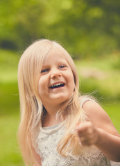 Naklejka premium Smiling face of little girl wearing white dress
