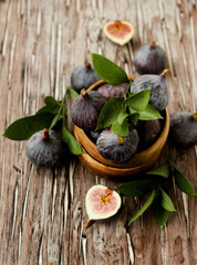 raw figs in a wooden bowl, selective focus