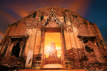 Fototapeta premium wat ratchaburana temple most popular traveling destination in ayutthaya world heritage site of unesco in thailand