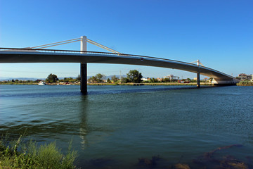 Puente "Lo pasador" sobre el río ebro en Deltebre, Tarragona (Cataluña)