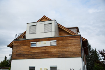 großes Einfamilienhaus mit Holzfassade