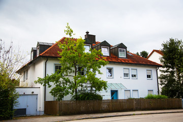 Mehrfamilienhaus mit Gartenzaun