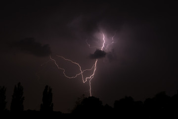 Blitz bei nächtlichem Gewitter