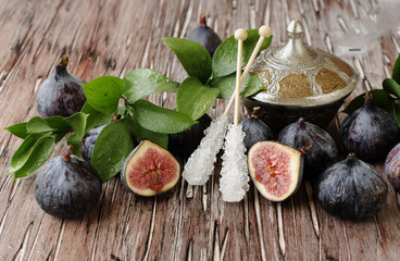 raw figs in a wooden bowl, selective focus