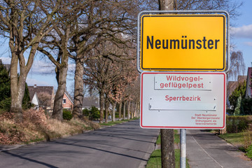 Hinweistafel Vogelgrippe Geflügelpest Sperrbezirk und Ortsschild am Ortseingang von Neumünster in...