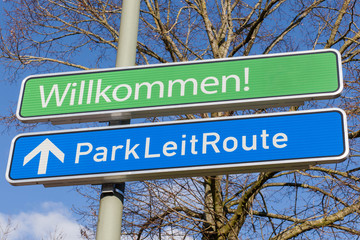 Verkehrsschild an Ortseingang von Neumünster in Schleswig-Holstein mit Hinweis auf Parkleitroute...