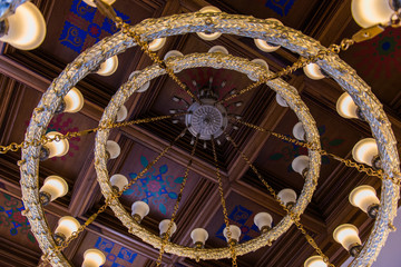 ŚRODEK STAREGO OZDOBNEGO ŻYRANDOLA