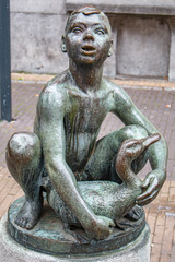 Fototapeta na wymiar jongetje met gans (Junge mit Gans) Statue Venlo Nederland (Niederlande)
