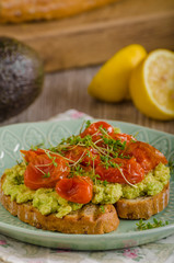Avocado spread with tomatoes