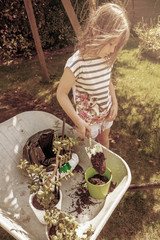 belle enfant jardinant