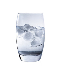 Eiswürfel im Glas mit Wasser  - Erfrischung mit Trinkwasser