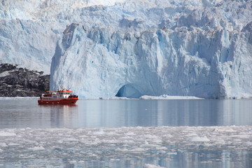 Ausflugsboot vor Gletsscher