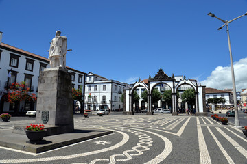 Altstadt von Ponta Delgada (Azoren)mit Platz der Republik, Denkmal Goncalo Vehlo Cabral und dem Rathaus Camera Municipal