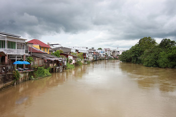 Obraz premium Chanthaburi waterfront community.