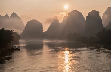 Photo sur Plexiglas Rivière Li river in mist at sunrise. Yangshuo, China.
