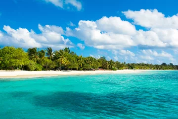 Selbstklebende Fototapete Tropischer Strand Beautiful cloudy panoramic landscape of sandy beach in Indian ocean, Maldives