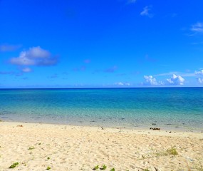 夏の宮古島の天然ビーチ、白い砂とブルーの海