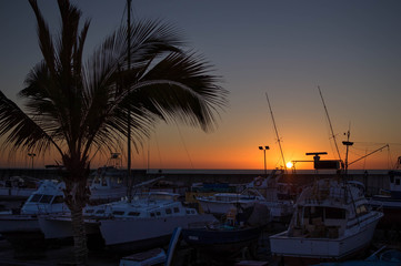 Naklejka premium Sunset by the harbor