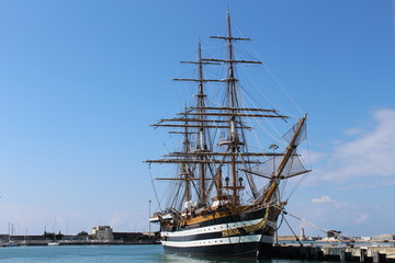Fototapeta na wymiar nave a vela in porto