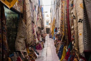 Fototapeta na wymiar Via dei tappeti artigianali ad Essaouira