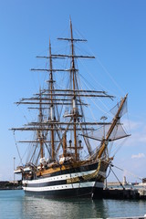 Fototapeta na wymiar nave a vela in porto