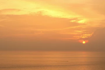 Landschaft mit schönem bewölktem Himmel und Meer bei Sonnenaufgang
