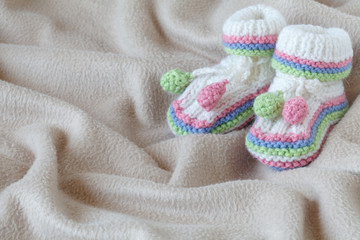 Fototapeta na wymiar Infant anouncement concept with newborn shoes