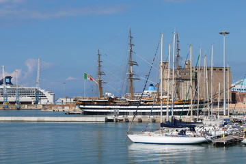 nave a vela in porto