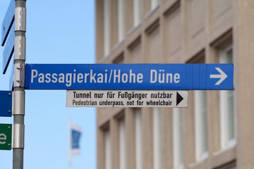 Obraz premium Wegweiser Tourismus Warnemünde Ostsee