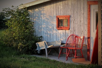vieille maison, chaise rouge