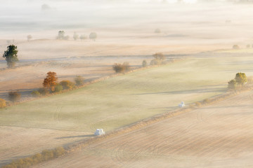 Obraz premium Autumn fog over an agricultural landscape