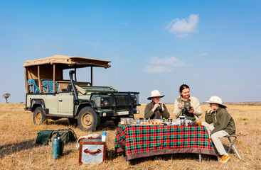 Family safari breakfast © TravelPhotoBloggers