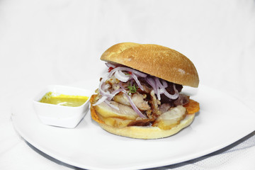 Sandwich con chicharrón