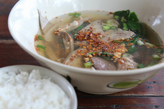 Thai style clear soup with pork organ and minced pork with rice.