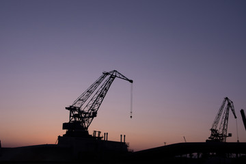Hafenkran im Sonnenuntergang