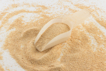 Toasted manioc flour into a spoon