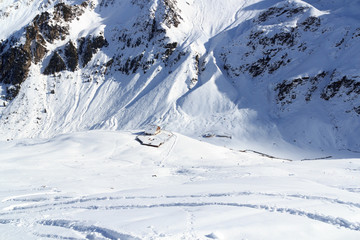 Obraz premium Alpine hut Potsdamer Hutte and mountain panorama with snow in winter in Stubai Alps, Austria