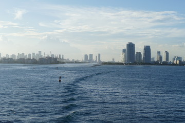 Fototapeta premium CHENAL DE MIAMI EN FLORIDE DEPART EN CROISIERE