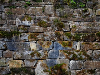 altes Mauerwerk aus Naturstein
