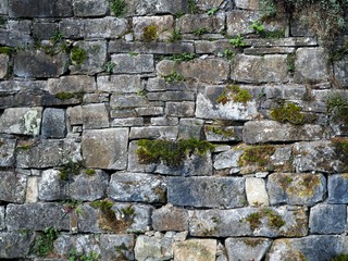 altes Mauerwerk aus Naturstein