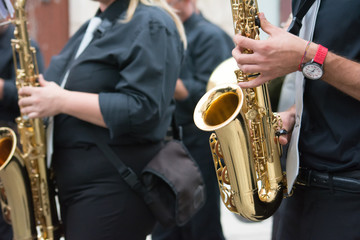 Obraz premium sax musician walking in the street